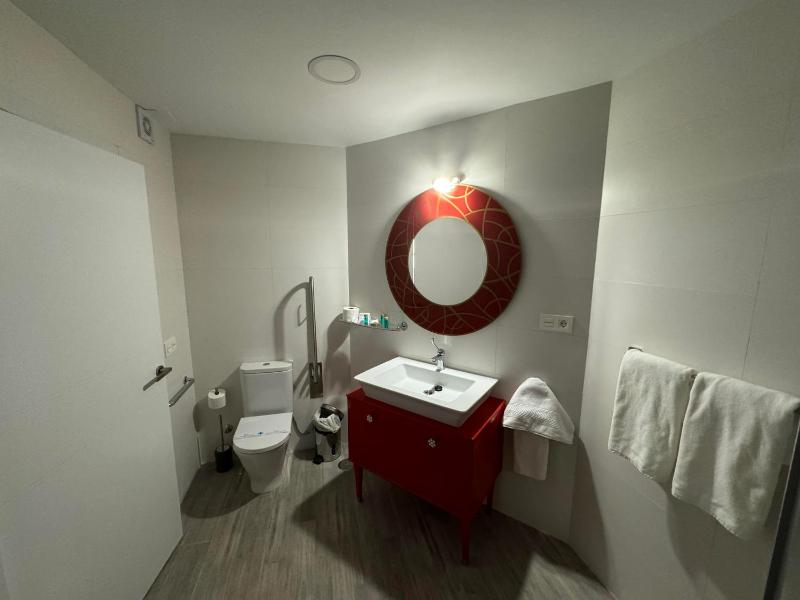 Basic Double Room image 2