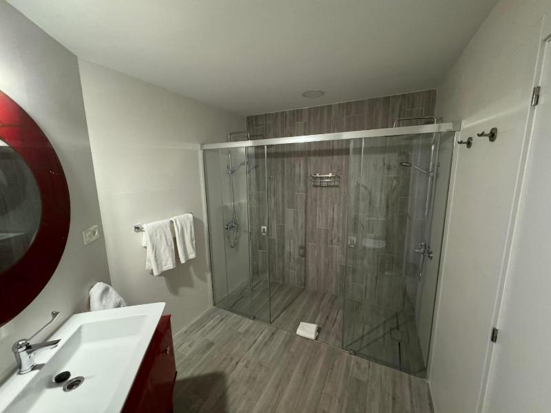 Basic Double Room image 3