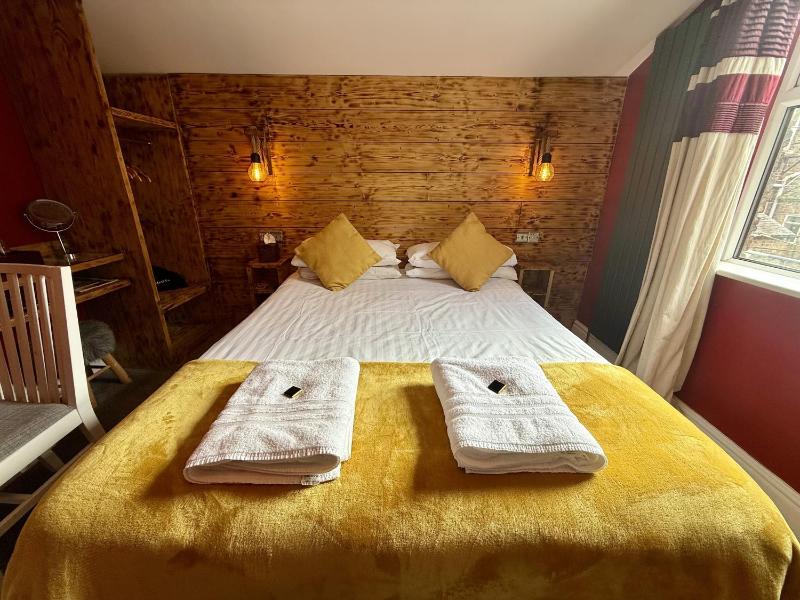 Double Room with Private Bathroom image 2