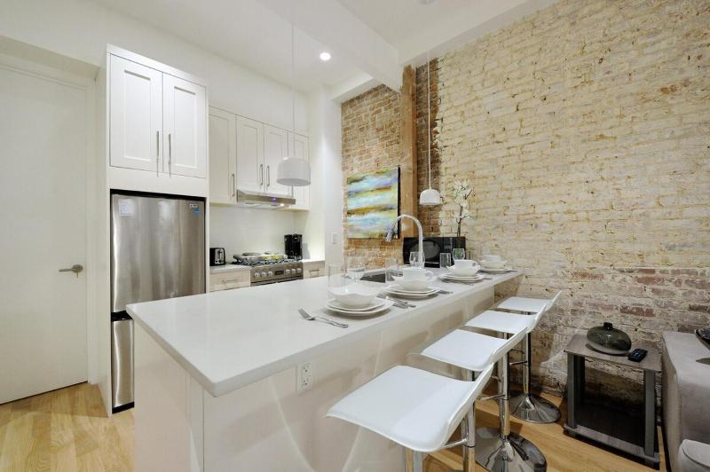 Spacious 2BR 2BA with Rooftop Walk to Times Square June To Aug 90 Days Stay Required - image 12