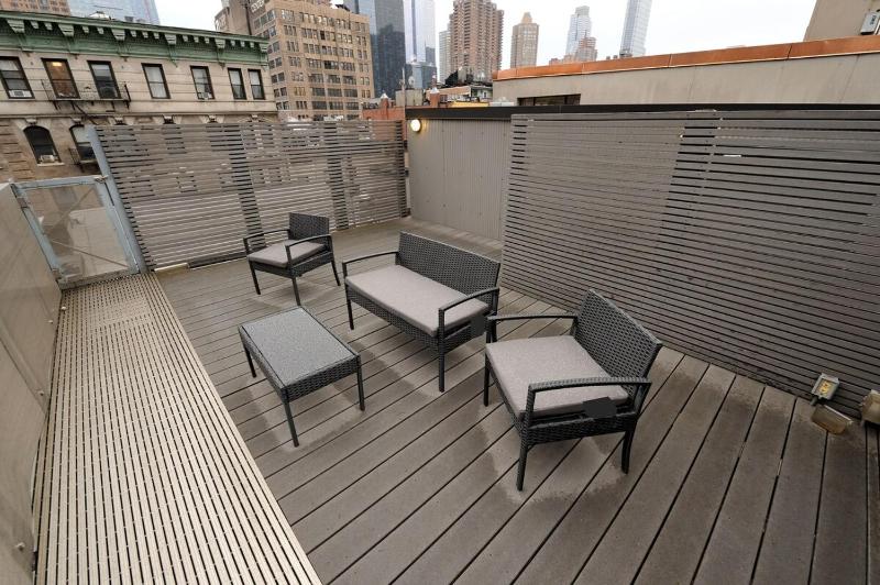 Spacious 2BR 2BA with Rooftop Walk to Times Square June To Aug 90 Days Stay Required - image 9