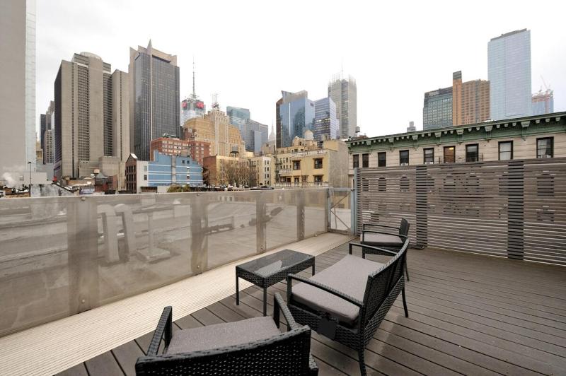 Spacious 2BR 2BA with Rooftop Walk to Times Square June To Aug 90 Days Stay Required - image 2