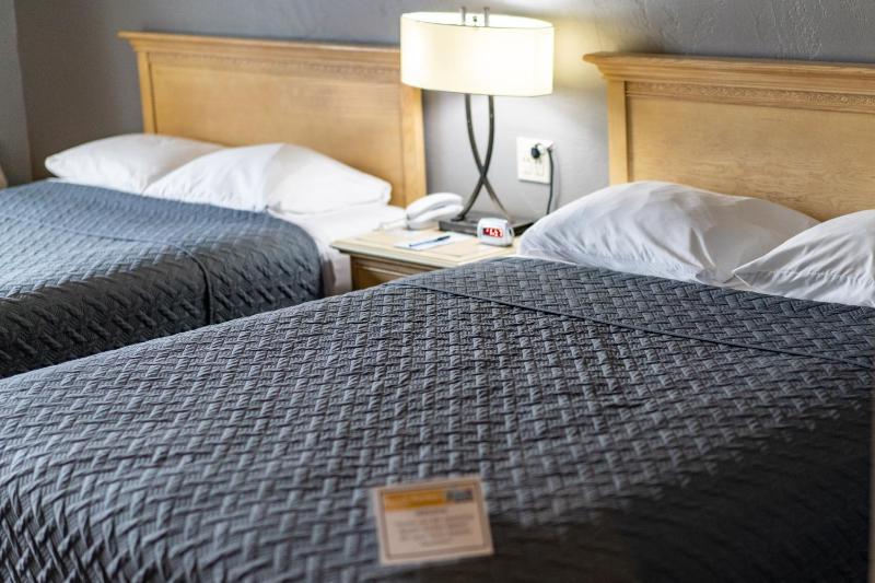 Double Room with Two Queen Beds - Non-Smoking  image 4
