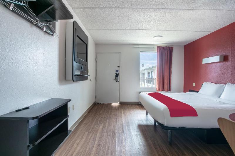 1 Bedroom Apartment with Kitchen image 3