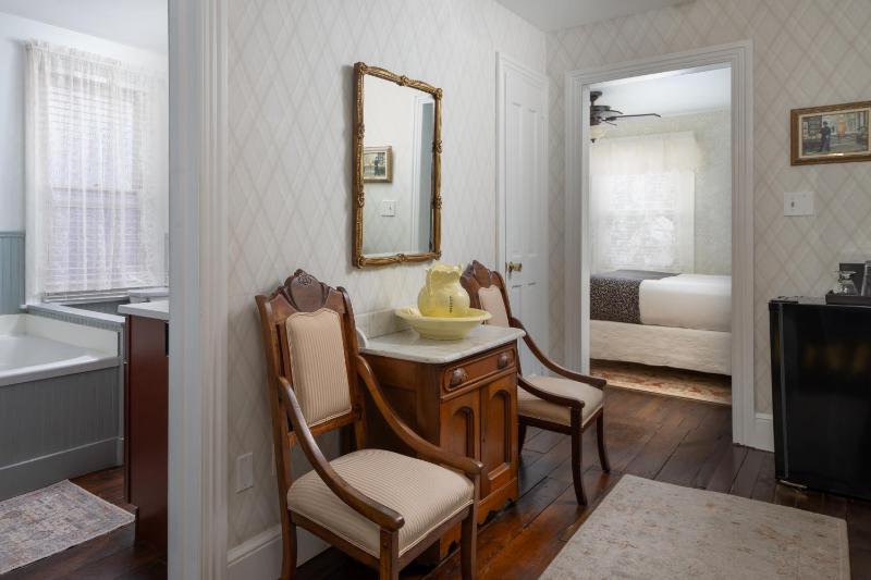 Deluxe Queen Room image 4