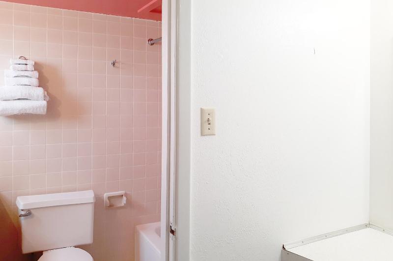 Queen Room image 2