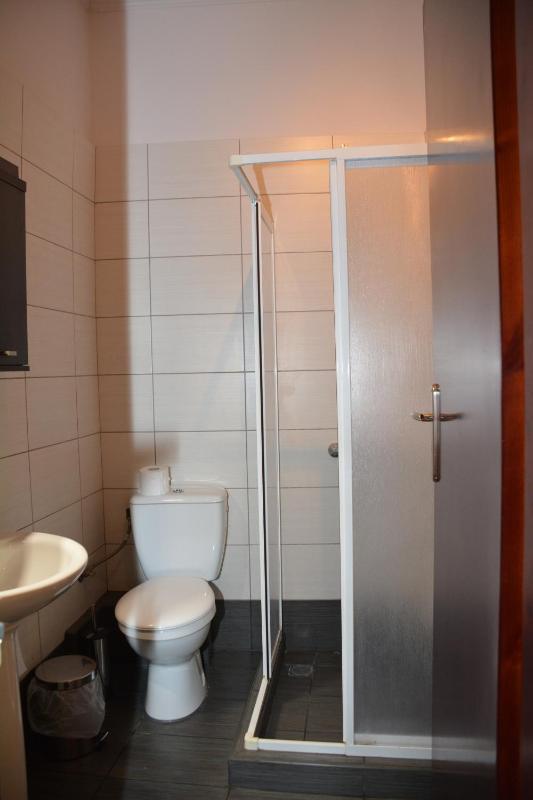 Twin Room image 3