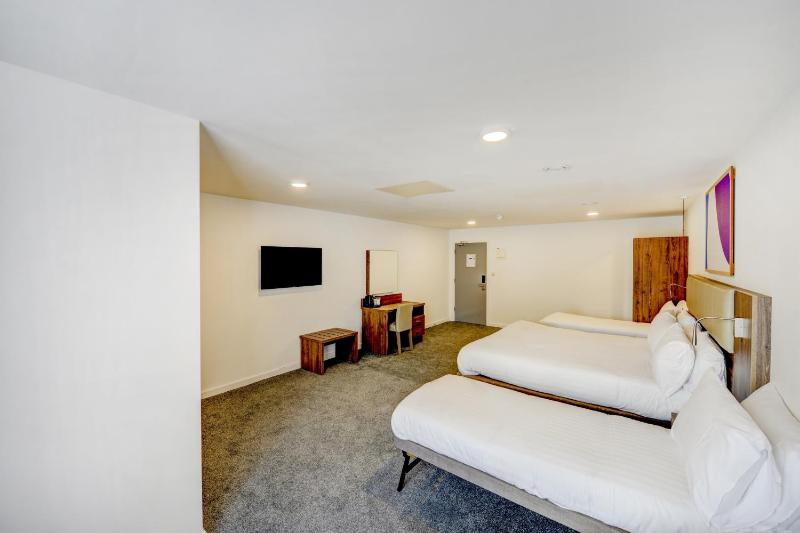 Standard Quadruple Room image 4
