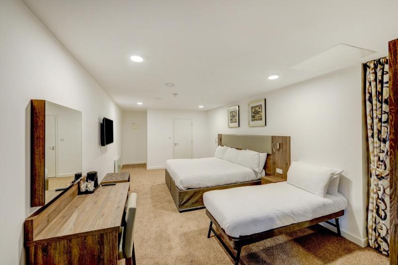 Standard Quadruple Room image 2