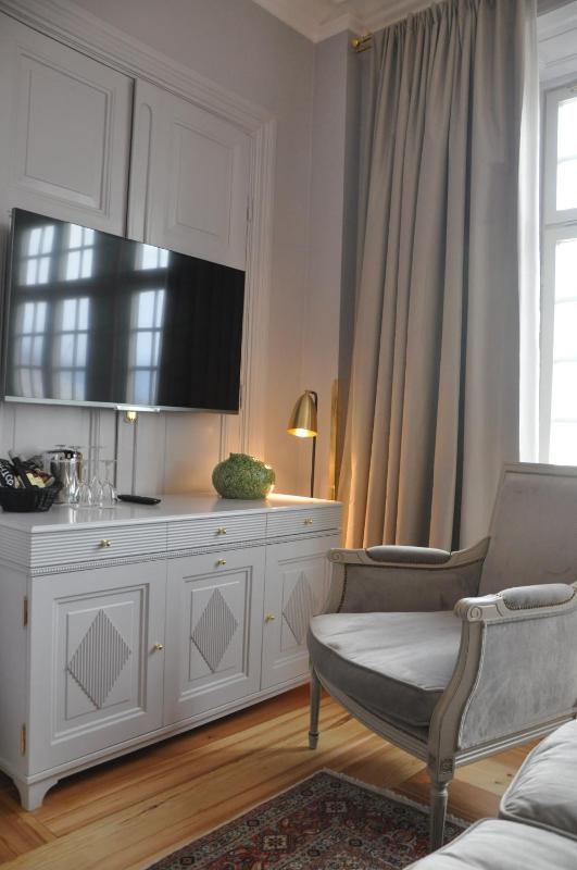 Deluxe King Room image 2