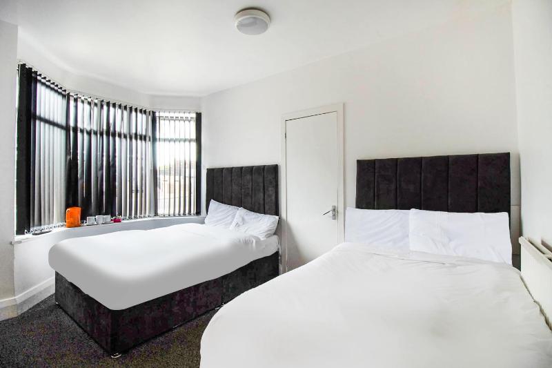 Double Room with Shared Bathroom image 1
