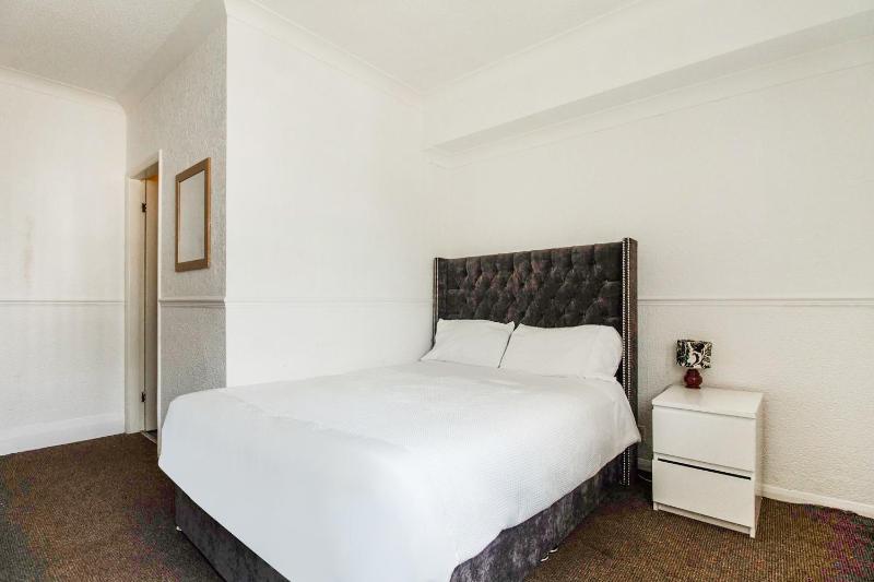 Standard Single Room image 3