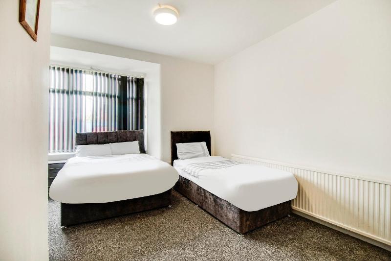 Standard Twin Room with Shared Bathroom image 4