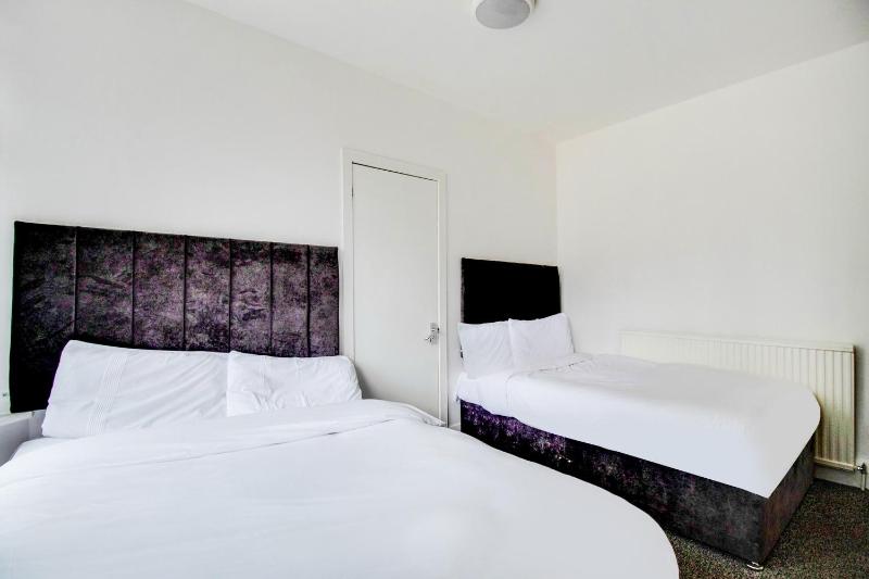 Double Room with Shared Bathroom image 4