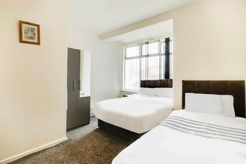 Standard Twin Room image 3