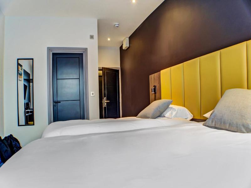 Deluxe Twin Room image 4