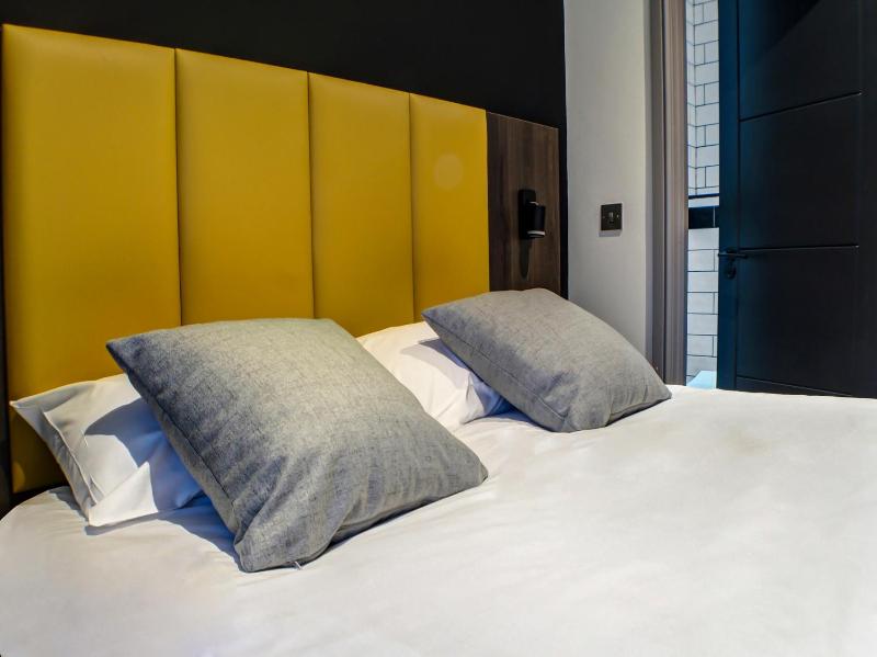 Deluxe Double Room image 3