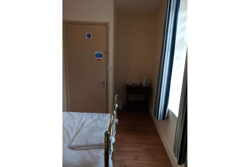 Standard Twin Room with Shared Bathroom image 4