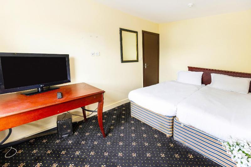 Standard Twin Room with Shared Bathroom image 1