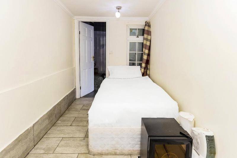 Standard Single Room image 3