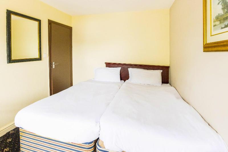 Standard Twin Room with Shared Bathroom image 2