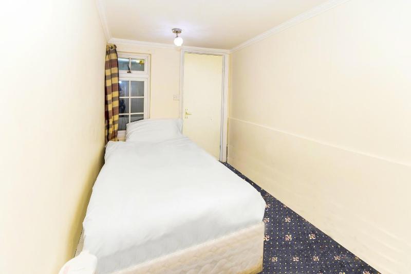 Standard Triple Room image 3