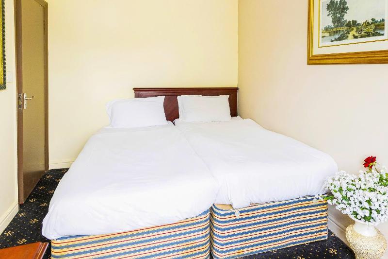 Standard Twin Room with Shared Bathroom image 3