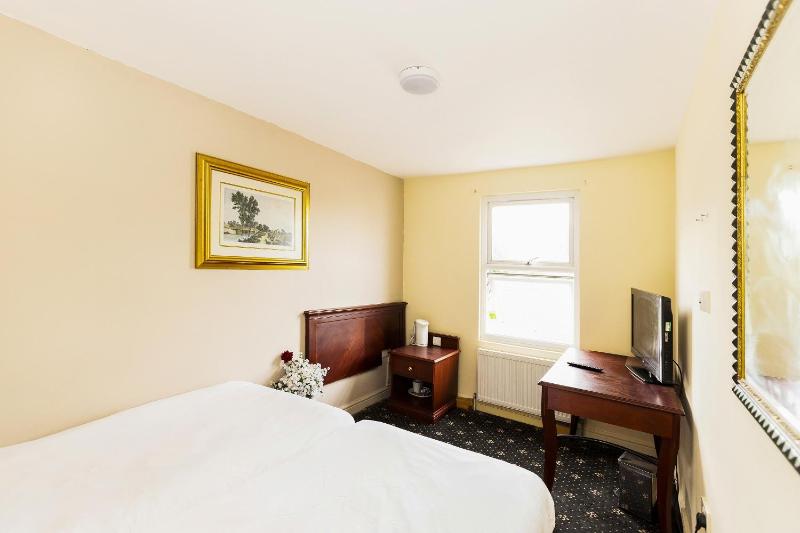 Standard Twin Room with Shared Bathroom image 4