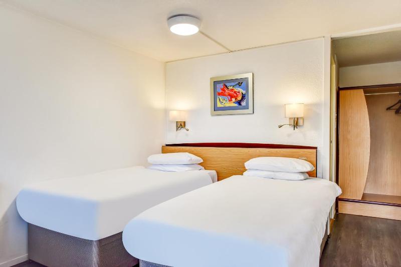 Standard Twin Room image 3