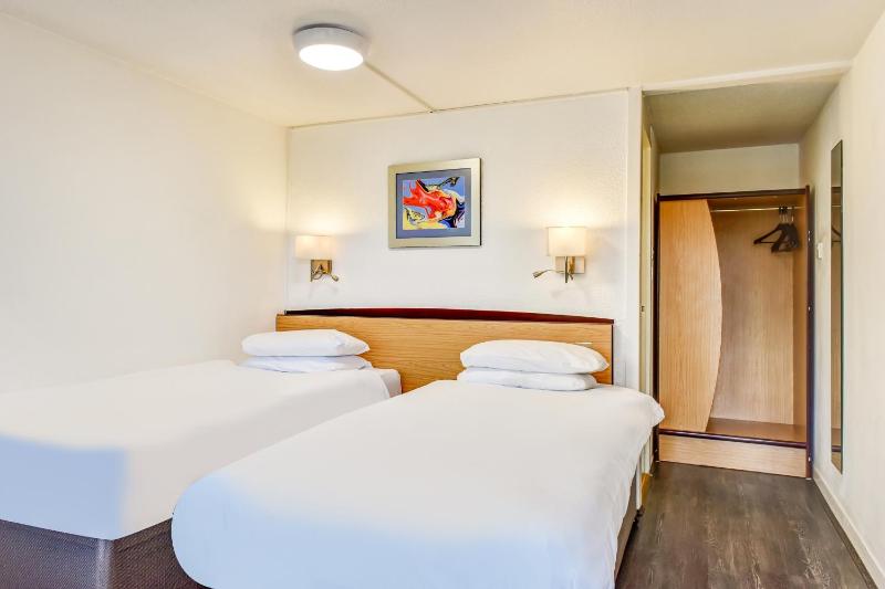 Standard Twin Room image 4