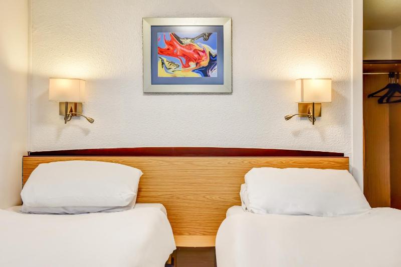 Standard Twin Room image 1