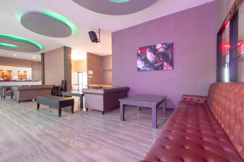 OYO 75382 Chonburi Hotel - image 13