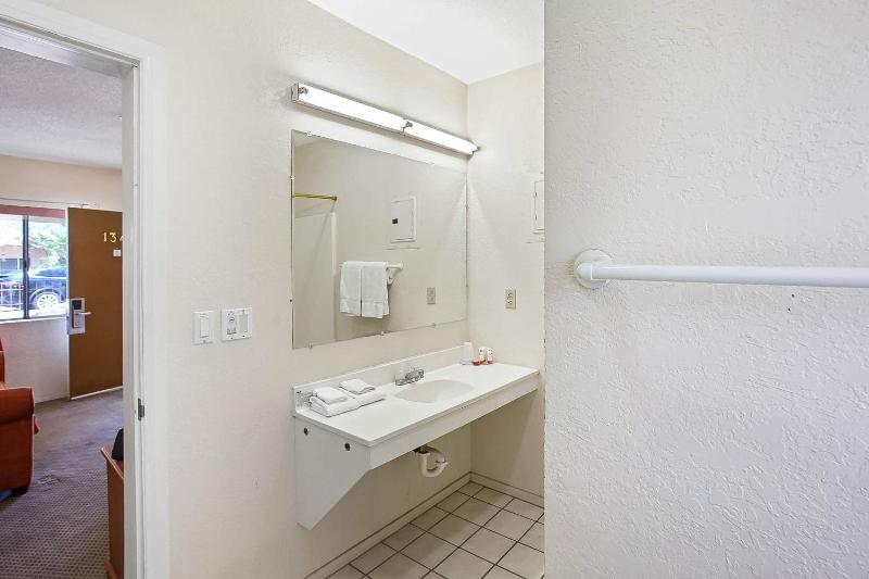 Queen Room image 2