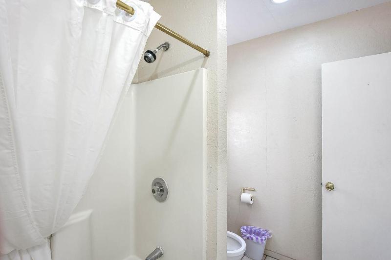 Queen Room image 3