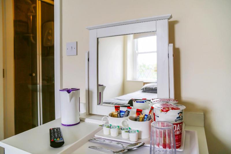 Standard Twin Room image 4