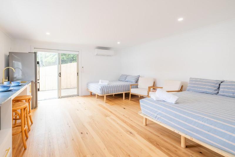 East Belmont 38 Tomaree Rd - spa linen Wi-Fi Air Con  Games Room - image 8