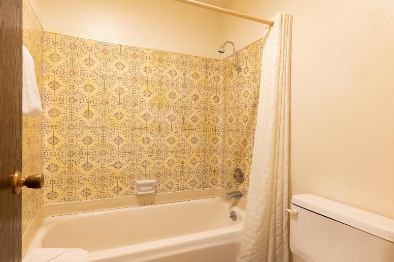 Queen Room - Disability Access image 4