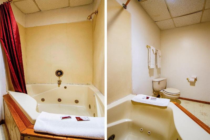 Premium Queen Room with Jetted Tub image 3