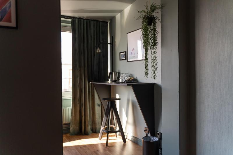 Family Room image 2