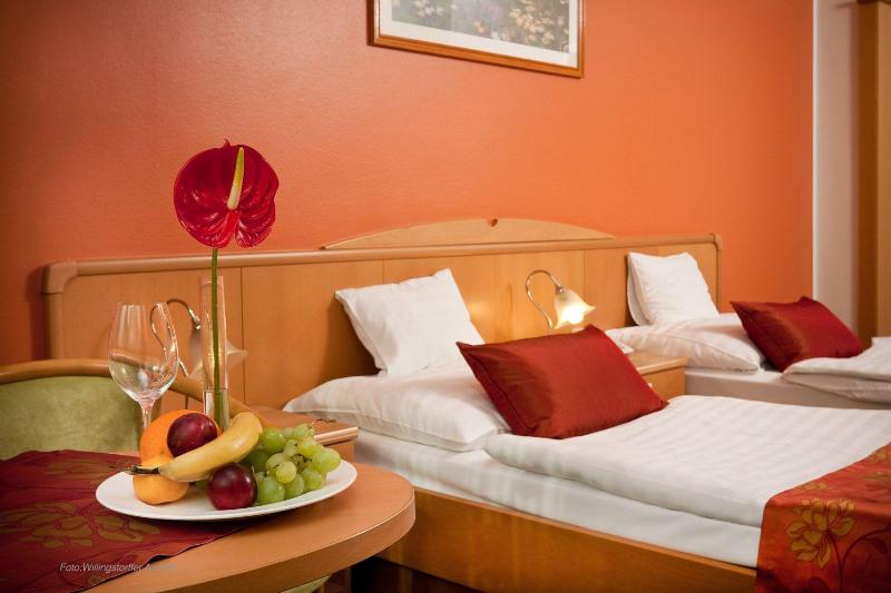 Standard Twin Room with Extra Bed image 4