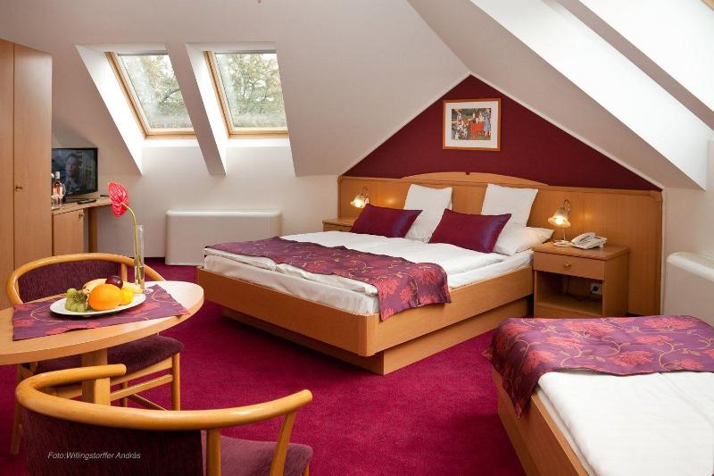 Standard Triple Room image 1