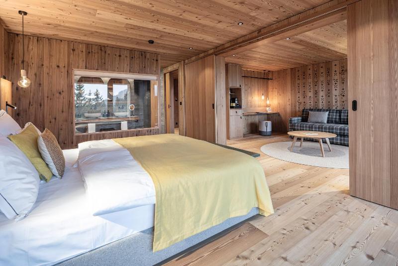 Junior Suite with Balcony image 1
