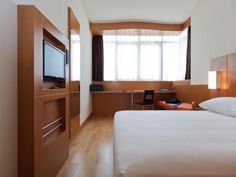 One-Bedroom Apartment image 4