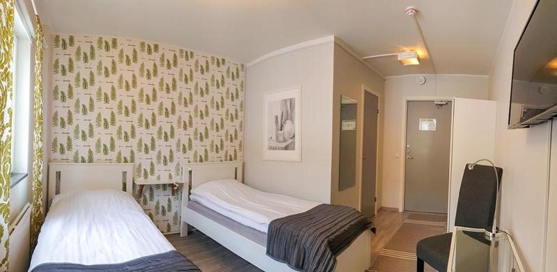 Standard Twin Room image 4