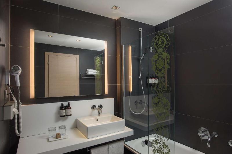 Standard Double Room with View image 4