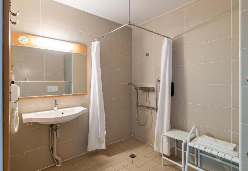 Quadruple Room - Disability Access image 3