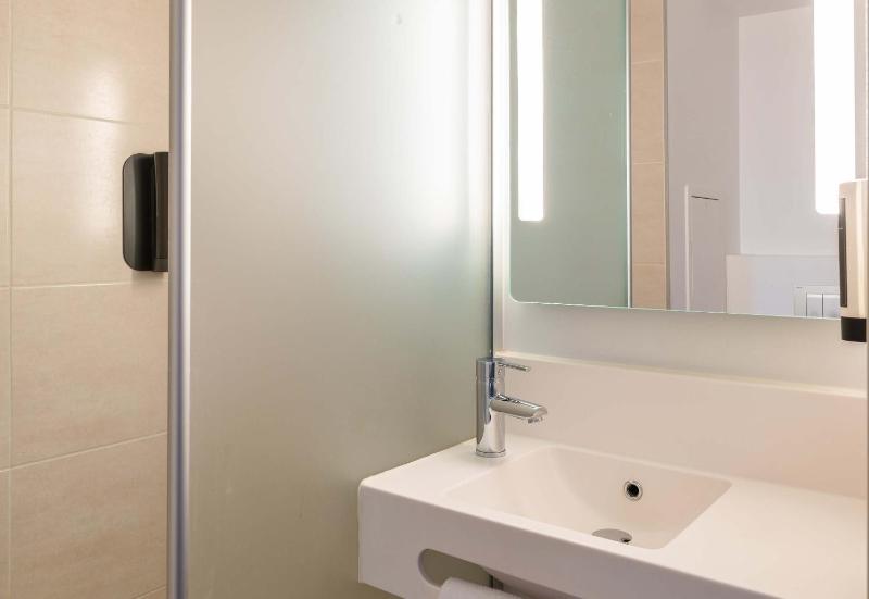 2 Adjacent Rooms (1 Double and 1 Twin) image 3