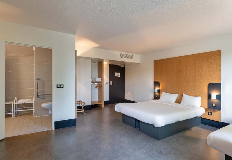 Triple Room - Disability Access - Non-smoking image 1