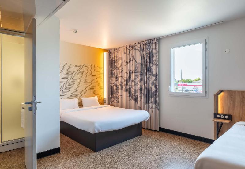 Triple Room - Disability Access - Non-smoking image 3
