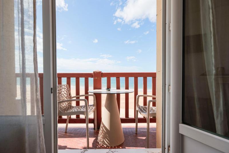Double Room with Balcony and Sea View image 2